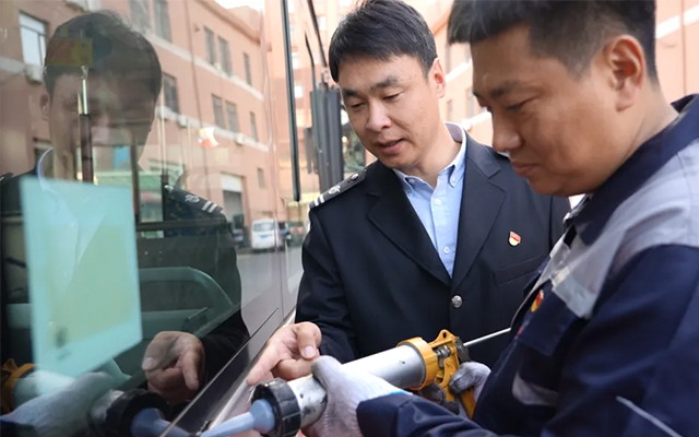 大连公交“全副武装”迎冬运 暖心细节温暖乘客心