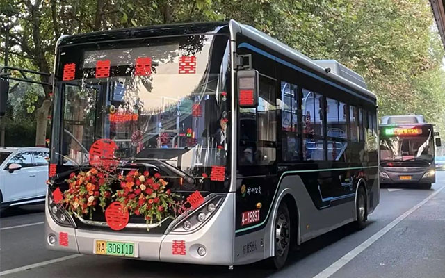 郑州公交打造特色婚车 环保与浪漫并存成新亮点
