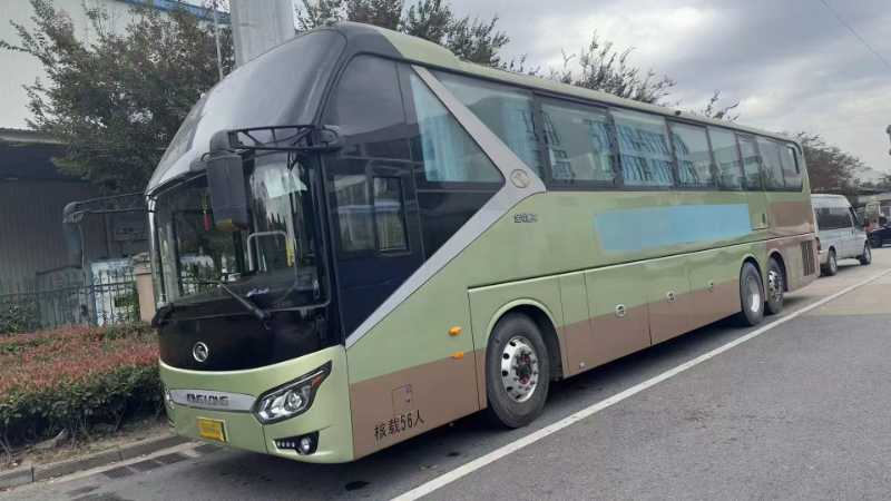 2021年东北配置56座后吊轮金龙6135客车 