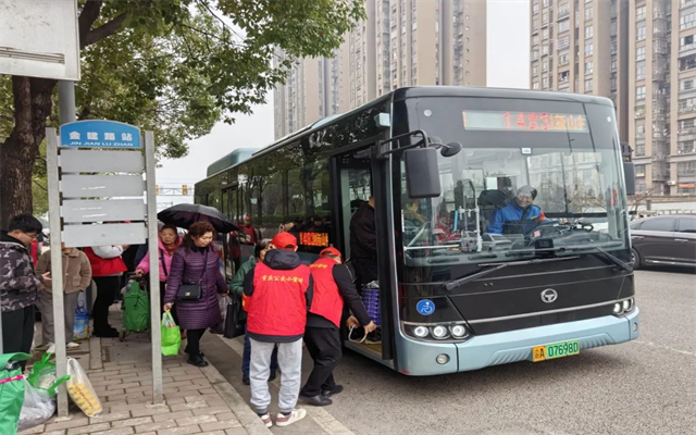 重庆公交“站小青” 春运路上的温暖使者