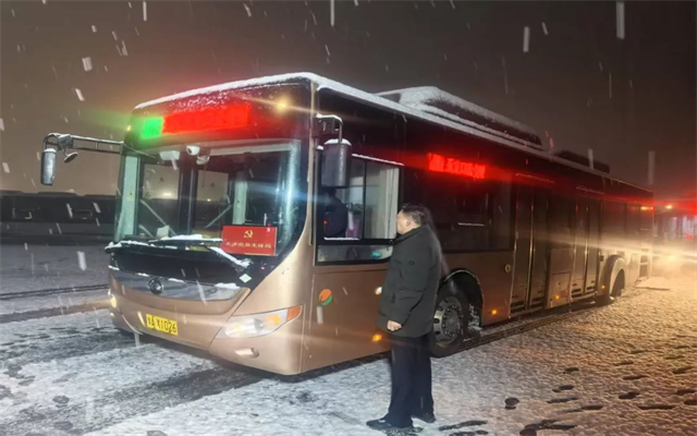 雨雪天气不打烊 郑州公交全力保障市民出行畅通
