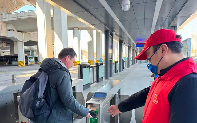 郑州公交“小荷”志愿服务 让春运返程路更温暖更便捷