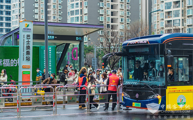成都公交“合力共治” 打造首个“路中式”巴士换乘站