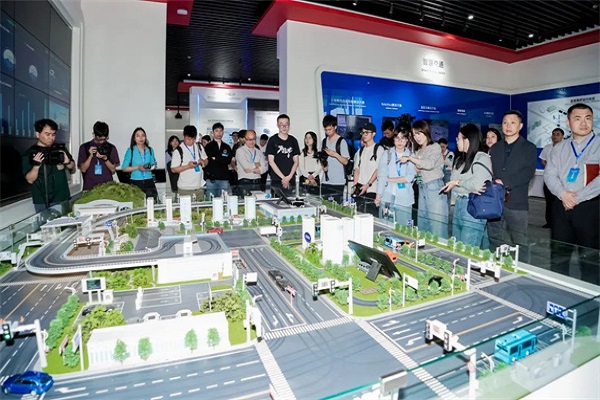 “央媒话厦门”走进金龙 智慧交通“硬实力”闪耀世界舞台