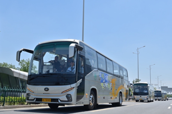 见证致胜时刻！近百辆苏州金龙客车护航苏州队勇夺“苏超”首胜