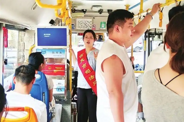 法律人有福了，搭车还能学法：太原古交公交迎来法制图书角