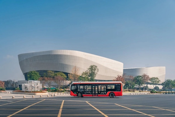 银行卡即刷即乘、驾驶员荣获全国模范：成都公交热点多多！