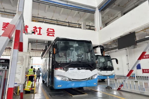 武汉定制公交上新新能源车 配备软座