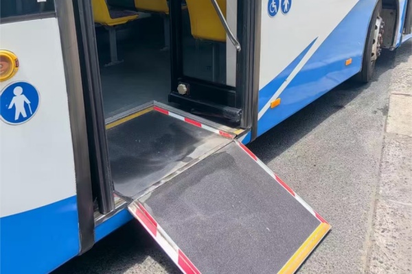 “上海市工人先锋号”604路适老化服务再升级