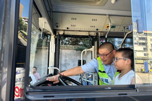无锡公交:创新安全课堂,护航学子成长