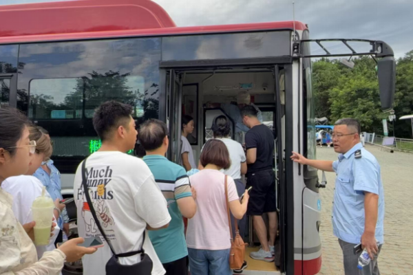 人潮涌动!大连公交载游客畅游滨城