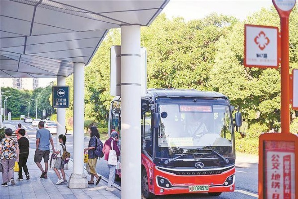 厦门公交:公交开进医院 也开进了民心