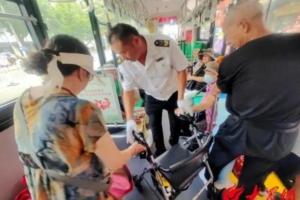 “早市公交”暖人心!青岛公交驾驶员化身“搬运工”