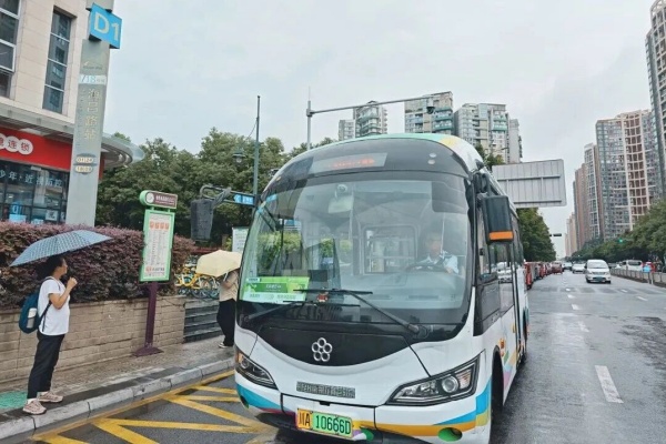 再也不怕通勤坏天气了!“蓉城微巴”,下了地铁不用淋雨抢单车!