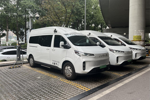 山城深度游 依维柯聚星纯电车交付重庆用户 山城深度游 依维柯聚星纯电车交付重庆用户