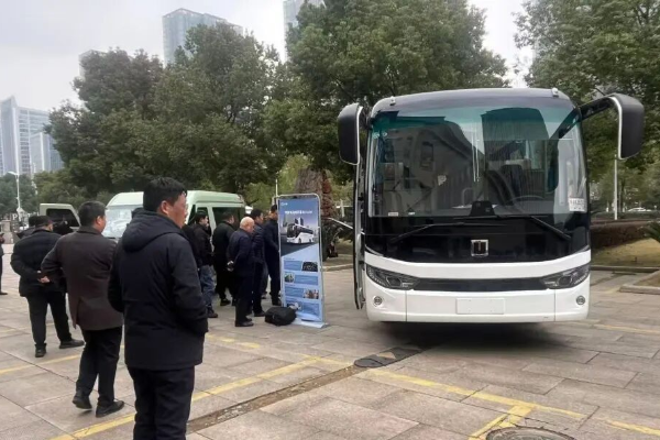 破解难题 远程星际甲醇电动客车给出经济运营新方案