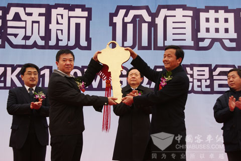 宇通集团总裁汤玉祥将金钥匙交到郑州公交总公司总工程师李成玉手中