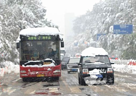 顶风冒雪,正常运行的石家庄公交车辆