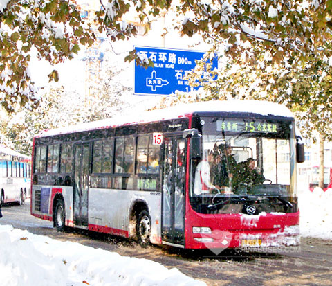 顶风冒雪,正常运行的黄海公交车