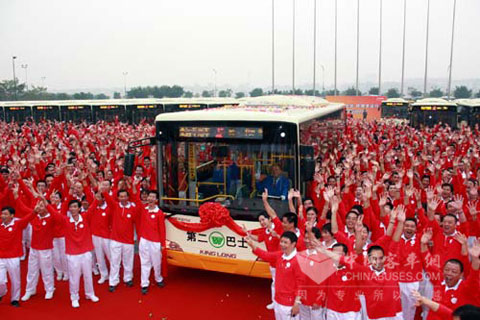 广州二汽1500多名员工欢庆首批亚运新车投入使用