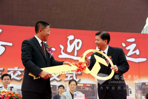 大金龙总经理江世煌向广州二汽总经理李在生授予“金钥匙”