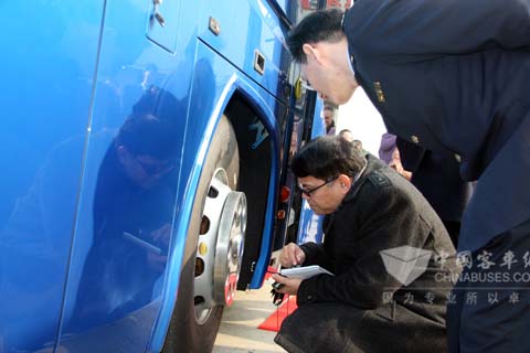 外宾仔细了解海格客车制造工艺