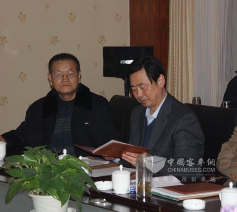 李海平接受副院长聘任书