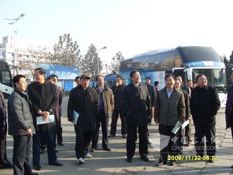 与会人员参观中通样车