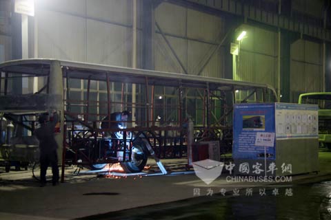 中大焊装车间内工人加班加点地赶制订单车辆