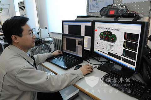 一汽技术中心的研发人员在进行混合动力车软件的测试