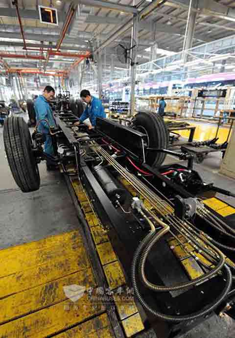 这是工作人员在一汽客车有限公司底盘生产线生产混合动力客车底盘（12月2日摄）