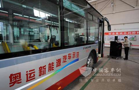 这是在2008年北京奥运会上圆满完成示范运行任务的混合动力客车（12月1日摄）
