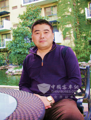 西安旅游车主翟国军接受记者采访