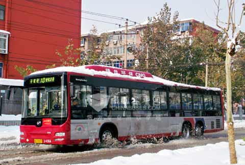 石家庄暴雪中的黄海CNG公交车