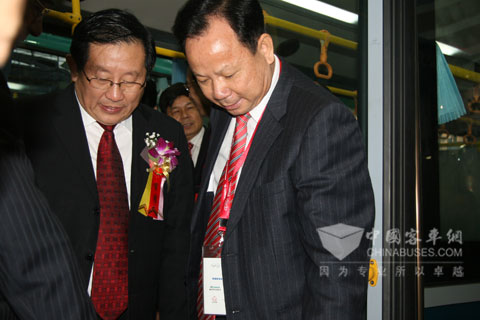 深圳五洲龙董事长张景新陪同万钢部长参观五洲龙混合动力客车