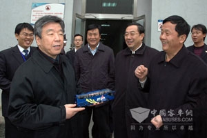 河南省省委书记卢展工调研宇通