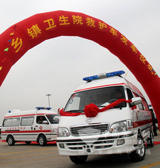 92辆崭新的大金龙救护车列队出发，开往福建省各地的乡镇卫生院