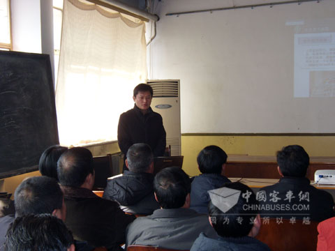 安凯技术工程师赵理想向客户介绍安凯客车技术优势