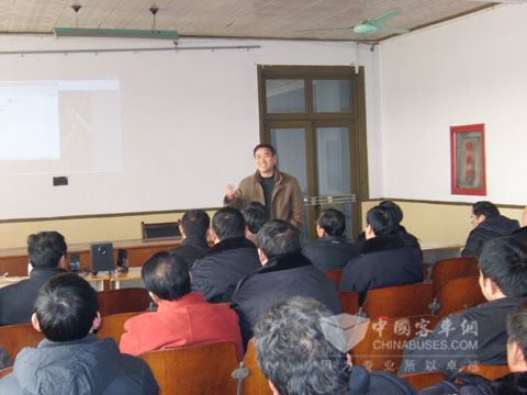 临沂交运总公司机务处丛处长代表客户单位致辞