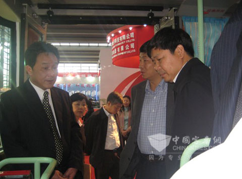 科技部副部长杜占元参观常隆纯电动城市客车