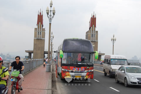 黄海客车携手天津卫视“声震八方”