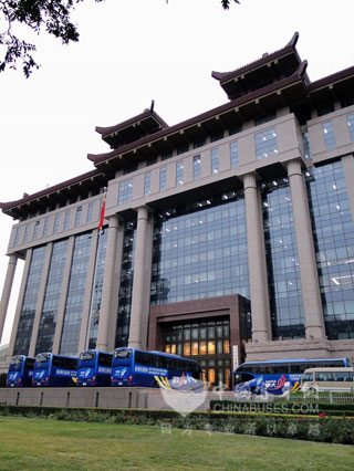 宇通杯比赛用车停在交通部门外