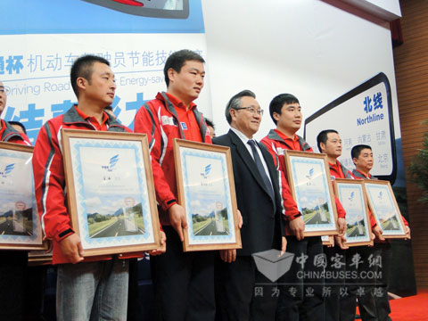 交通运输部李盛霖部长与冠军得主合影