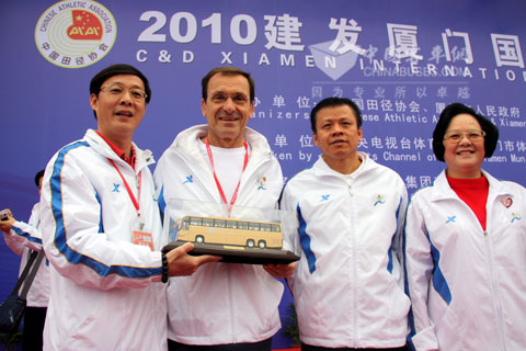 厦门市委常委、副市长詹沧洲(右二)、厦门市外办主任陈爱京(右一)、大金龙常务副总经理陈志强(左一)、希腊马拉松市市长赞鞑费(左二)在开幕式现场合影留念,陈志强还向赞鞑费赠送车模