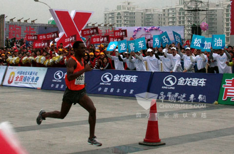 埃塞俄比亚选手费伊萨•利赖萨以2小时8分47秒打破赛会纪录并获得冠军