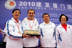 八年同行 大金龙助跑厦门国际马拉松赛