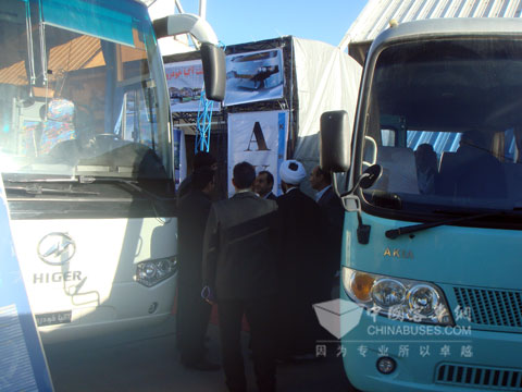 展会现场洽谈合作