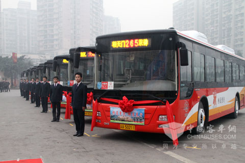 装配上柴SC8DT天然气发动机的重庆公交车