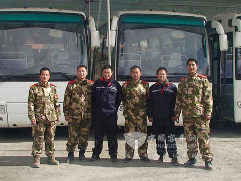 服务结束 军民合影