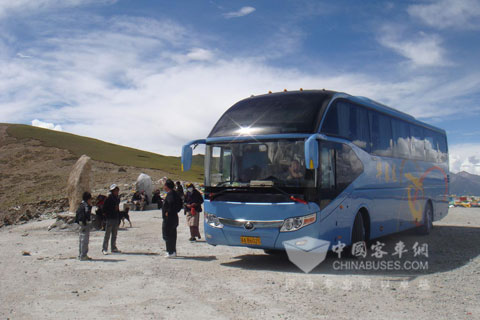 岗巴拉山 阳光照耀宇通车